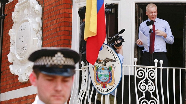 Zakladatel serveru WikiLeaks Julian Assange hovo na balkonu ekvdorsk ambasdy v Londn.