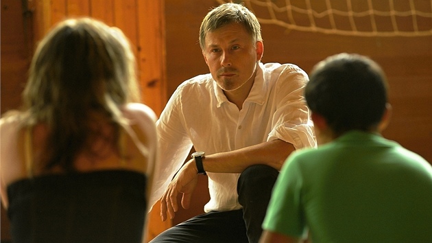 Reisr Petr Vclav rozmlouv s adepty. Konkurz na komparsisty filmu Cesta ven mezi Romy v Krupce na Teplicku (25. srpna 2012)