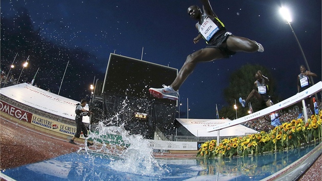 POZOR, SKU. Paul Kipsiele Koech vyhrl na mtinku Diamantov ligy v Lausanne bh na 300 m pekek.