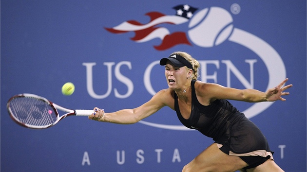 TOHLE NEPJDE. Caroline Wozniack se sna doshnout na mek v utkn prvnhok ola US Open v New Yorku.