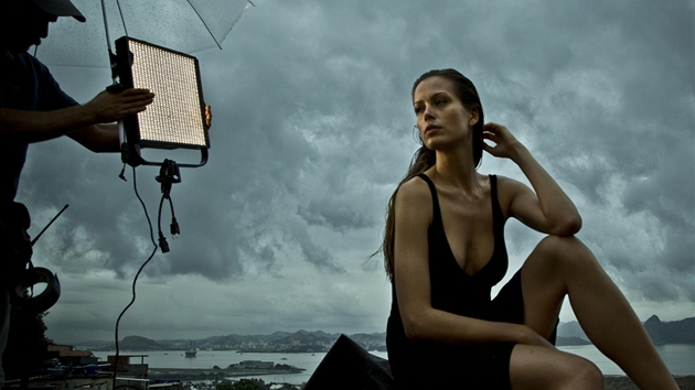 Jednou z krsek, kter ztvrnil do prestinho kalende Pirelli pro rok 2013 fotograf Steve McCurry, je Petra Nmcov. esk modelka zaloila fond na pomoc dtem, kter peily prodn katastrofy. Ona sama peila tsunami v Thajsku v roce 2004.