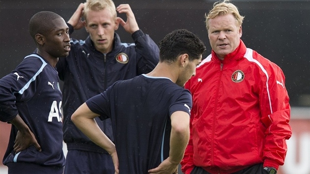 Ronald Koeman, kou Feyenoordu Rotterdam, bhem tréninku se svými svenci