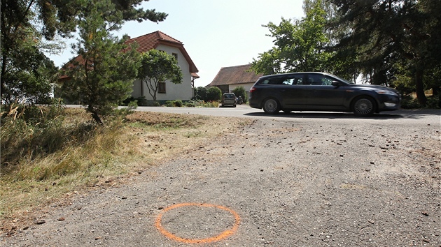 Nedaleko domu policie zajistila stopy zoufalho inu. 