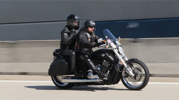 V ptek se to na dlnici ve smru na Brno nejrznjmi motocykly jen hemilo. 