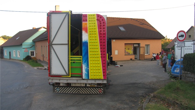 Kamion s pouovm kolotoem se ve Vtrnm Jenkov stal pro mstn atrakc  z jinho dvodu.