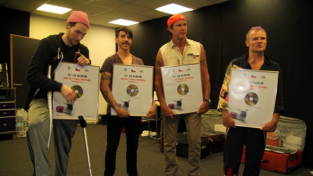 Red Hot Chili Peppers dostali po koncert v Praze 27. 8. 2012 zlatou desku firmy Supraphon.