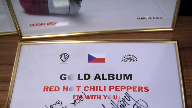 Zlat deska Supraphonu s podpisy len Red Hot Chili Peppers