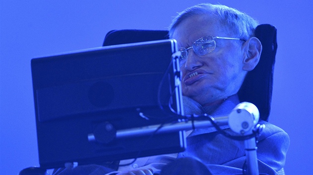 SLAVN OSOBNOST. Tmatem slavnostnho ceremonilu bylo "osvcen" a prvodcem slavn fyzik Stephen Hawking, jen trp amyotrofickou laterln sklerzou. Sedmdestilet vdec, jemu v roce 1963 dvali lkai dva roky ivota, zahjil program z tribuny.