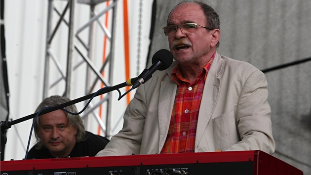 Na letošním Trnkobraní vystoupil i nestárnoucí Jaroslav Uhlíř.