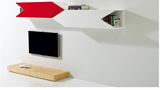 Sestava Šipka, skládaný šipkový dekor na stolku doplňuje bílý a červený modul.