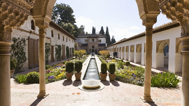 Voda je zachycovna nlkolik kilometr od Alhambry a svdna dol, aby bylo mon zavlaovat zahrady a ovocn sady.