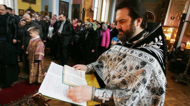 Otec Nikolaj pi bohoslub v pravoslavnm chrmu svatho Petra a Pavla v Karlovch Varech.