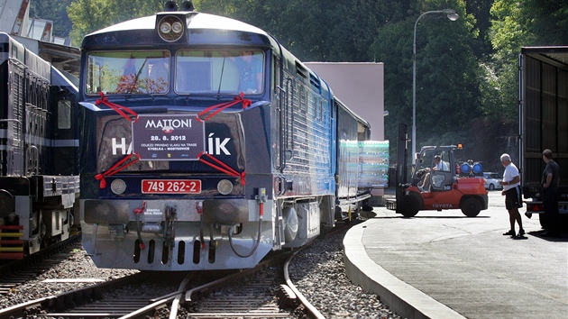 Nakldn minerlek na nov oteven vlece Vojkovice - Kyselka den zahjen provozu, lokomotiva Bardotka.