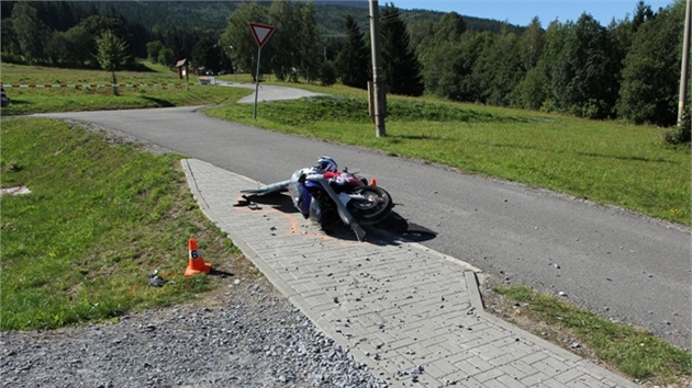 Mlad motork nezvldl ve Filipovicch na Jesenicku prjezd zatkou, zachytil o svodidla a pak narazil do dopravn znaky. To ho vymrtilo na kovov zbradl. Svm zrannm na mst podlehl.