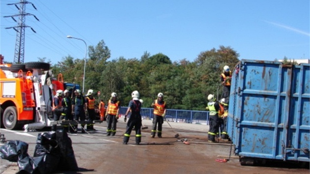 V Ostrav se dopoledne pevrtil zhruba patnctitunov nkladn vz naloen eleznm rotem o stejn hmotnosti. Hasisk vyproovac specil musel kontejner ped odvezenm pevrtit zpt do sprvn polohy.