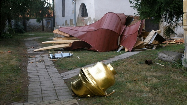 Vichr pi bouce shodil ve Slupi na Znojemsku dvoutunovou b z kosteln ve, kter pi pdu prorazila tak stechu hlavn lodi.