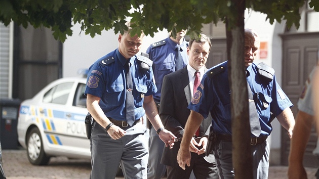 Policist pivdj Davida Ratha k Okresnmu soudu pro Prahu-vchod. (20. srpna 2012) 