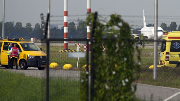Letoun panlsk spolenosti Vueling je vidt za pivolanmi vozy (29. srpna 2012)