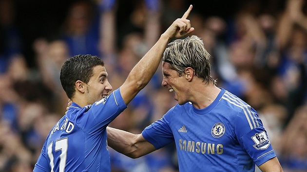 STELCI CHELSEA. Proti Newcastlu skrovali Eden Hazard (vlevo) i Fernando Torres.