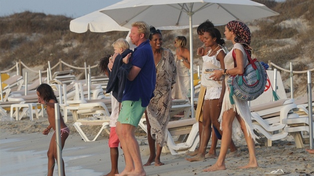 Boris Becker, jeho ena Lilly Kerssenbergov (s takou), bval manelka Barbara Feltusov (uprosted) a jejich dti na dovolen na ostrov Formentera (19. srpna 2012)