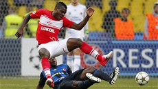 Joseph Yobo z Fenerbahce (dole) hodně tvrdě zajel do útočníka Spartaku Joseph Yobo z Fenerbahce (dole) hodně tvrdě zajel do útočníka Spartaku