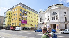 Žlutý dům v sousedství historické budovy divadla označují místní jako "žlutý... Žlutý dům v sousedství historické budovy divadla označují místní jako "žlutý...