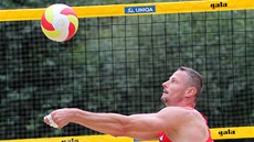 Český beachvolejbalista Přemysl Kubala nahrává při zápase v Brně. Český beachvolejbalista Přemysl Kubala nahrává při zápase v Brně.