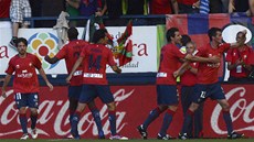 Fotbalisté Osasuny slaví gól v síti Barcelony.