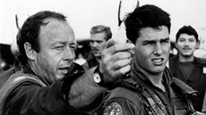 Režisér Tony Scott a Tom Cruise při natáčení filmu Top Gun Režisér Tony Scott a Tom Cruise při natáčení filmu Top Gun