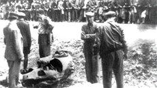 Historická fotografie Michaela Kivého z místa smrtelné nehody závodníka Hanse