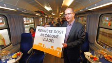K oficiálnímu startu své volební kampan si sociální demokraté vybrali vlak z Prahy do Vídn, kterým se vypravili na mítink do Brna.