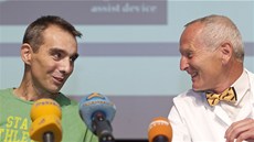 Jakub Halík (vlevo) a chirurg Jan Pirk pi tiskové konferenci v praském IKEM...