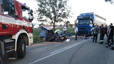Vrak auta, ve kterém v pondělí večer zahynuli tři lidé. Nehoda se stala mezi Vrak auta, ve kterém v pondělí večer zahynuli tři lidé. Nehoda se stala mezi