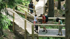 Stezka k Pramenům Vltavy poblíž Kvildy byla otevřena v roce 2010. Od začátku ji Stezka k Pramenům Vltavy poblíž Kvildy byla otevřena v roce 2010. Od začátku ji