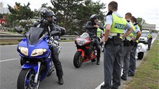 Policie kontrolovala na příjezdu do Brna hlavně řidiče motorek a dodávek (25.... Policie kontrolovala na příjezdu do Brna hlavně řidiče motorek a dodávek (25....