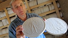 Akademický sochař Vladimír Oppl se sádrovými návrhy medaile dómu sv. Václava.... Akademický sochař Vladimír Oppl se sádrovými návrhy medaile dómu sv. Václava....