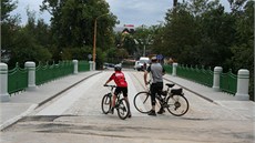 V úterý se po opraveném most mohli projet první cyklisté. 