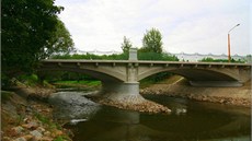 Secesní most se klene pes eku Jihlavu nedaleko Jánského kostelíku.