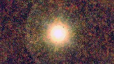 Snímek uhlíkové hvzdy IRC+10216, také známé jako CW Leonis, z Herschelova