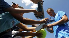 AUTOGRAMY. Tomá Berdych se na US Open podepisuje fanoukm.