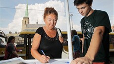 Aktivisté sbírají podpisy pro referendum o plánované stavbě nákupního centra Aktivisté sbírají podpisy pro referendum o plánované stavbě nákupního centra