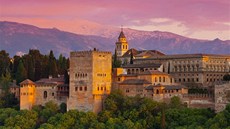 Alhambra se rozprostírá na ploše 10 hektarů. Alhambra se rozprostírá na ploše 10 hektarů.