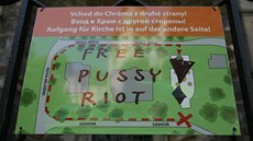 Jeden z nápis Free Pussy Riot se objevil na informaní tabuli umístné na