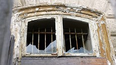 Jedno z rozbitých oken výcarského dvora