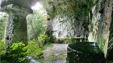 Jeskyn pod Ottovým pramenem, vpravo je vidt vytékající Ottv pramen.