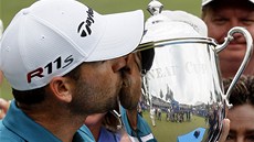 Španělský golfista Sergio García s trefejí por vítěze Wyndham Championship. Španělský golfista Sergio García s trefejí por vítěze Wyndham Championship.