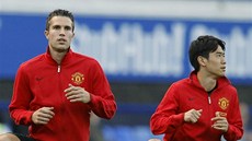 Robin van Persie (vlevo) a indi Kagawa se rozcviují ped svou premiérou v