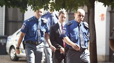 Policisté přivádějí Davida Ratha k Okresnímu soudu pro Prahu-východ. (20. srpna Policisté přivádějí Davida Ratha k Okresnímu soudu pro Prahu-východ. (20. srpna