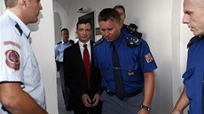 Policisté odvádějí poslance Davida Ratha od soudu, který rozhodoval o kauci Policisté odvádějí poslance Davida Ratha od soudu, který rozhodoval o kauci
