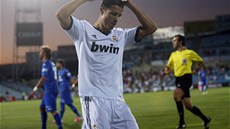 ZSTANE SMUTNÝ? Fotbalová veejnost je zvdavá, jak si Cristiano Ronaldo povede v sobotním utkání proti Seville a jak ho pijmou fanouci Realu Madrid.
